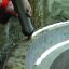 swellMastic wird auf einen Betonring aufgetragen