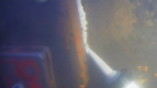 swellMastic wird unter Wasser auf ein Spundwandschloss aufgetragen